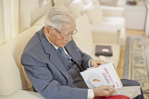reading Kao Hsi-chun book
