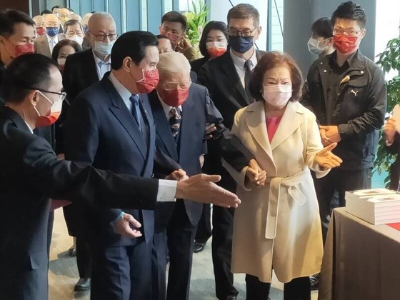 arrives with wife and Ma Ying-jeou