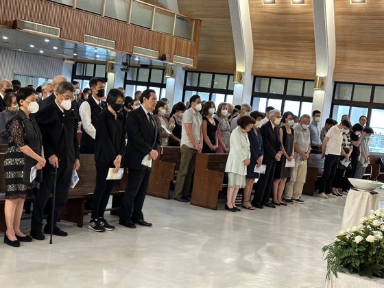 memorial service guests